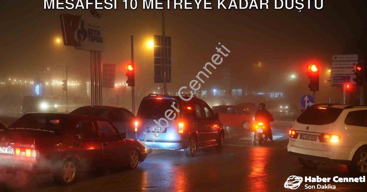 "Denizli'de Yoğun Sis Etkisi: Görüş Mesafesi 10 Metreye Kadar Düştü" başlıklı haber için fotorealist